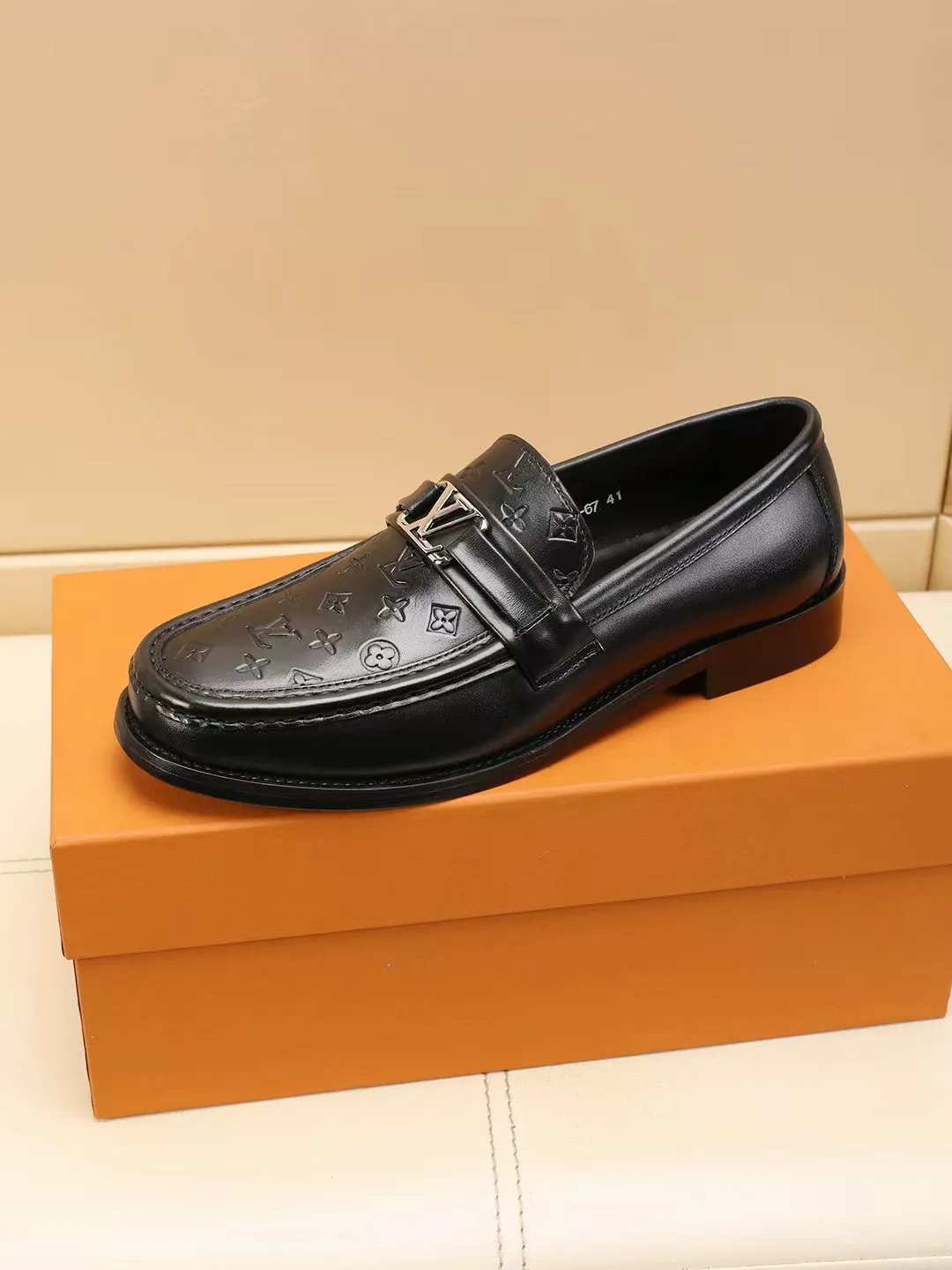 Men's shoes 440 💰 Louis Vuitton LV ® 🆕 model 🔛Full shoe counter, first layer cowhide, 🐂leather lined casual shoes for men, super soft outsole, essential for driving. Synchronized with the counter, original first layer cowhide, completely 1:1 mold customization🌹top version, color optional! Number: 39-44 (customized at 38.45.46)